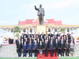 ການນໍາຂັ້ນສູງພັກ-ລັດ ວາງກະຕ່າດອກໄມ້ ໂອກາດວັນເກີດປະທານໄກສອນ ພົມວິຫານ ຄົບຮອບ 105 ປີ