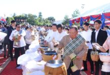 ການນຳແຂວງສະຫວັນນະເຂດ ພ້ອມດ້ວຍມວນຊົນ ຮ່ວມໃສ່ບາດ ໂອກາດວັນເກີດ ປະທານ ໄກສອນ ພົມວິຫານ